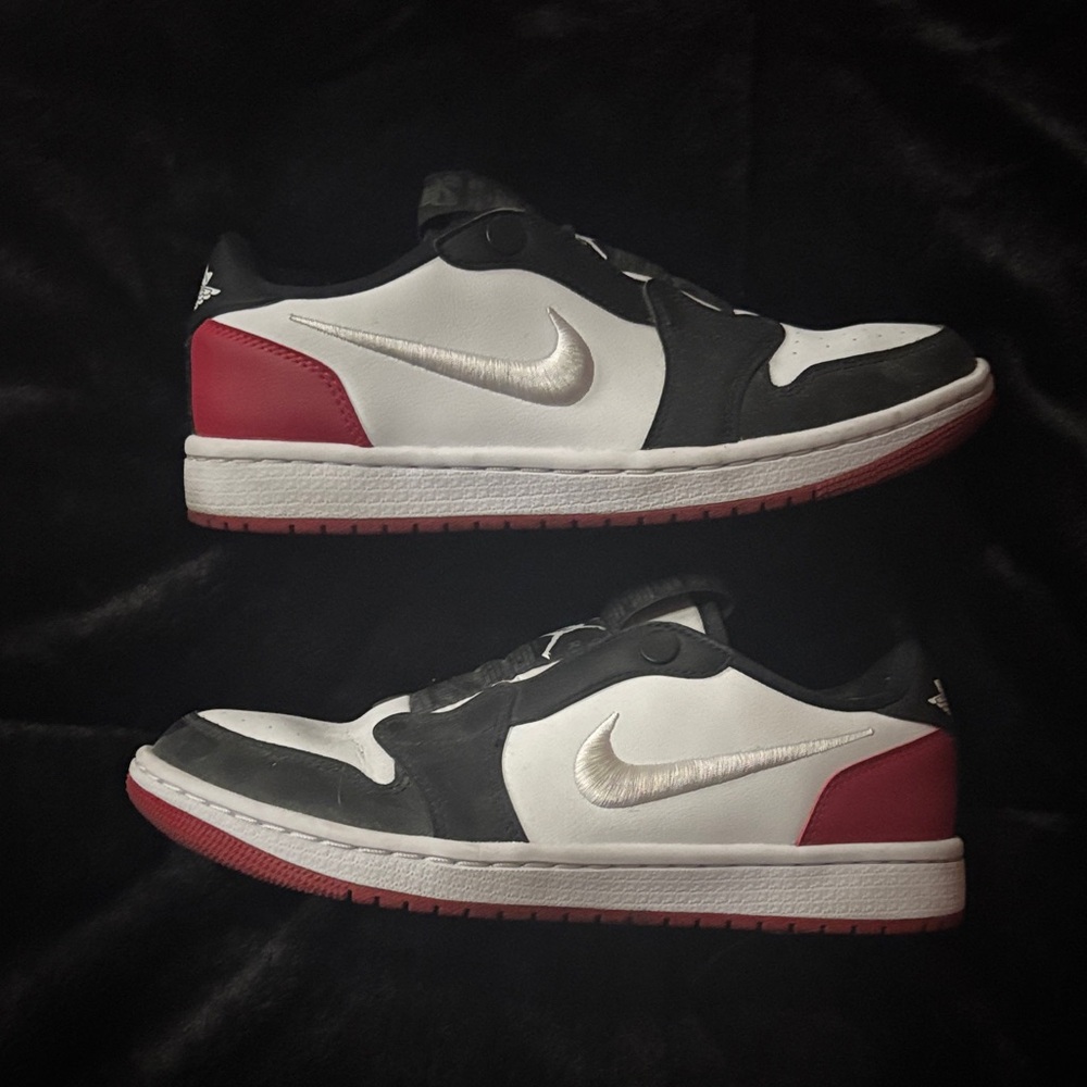 Nike Men's White, Black, and Red Sneakers 7:5